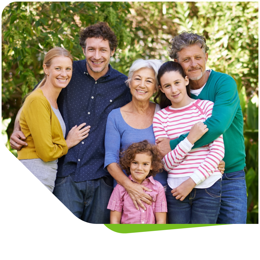 Darstellung bzw. Fotografie einer Familie in der Natur über alle Generationen. Symbolisiert Zusammenhalt und Gemeinsamkeit.